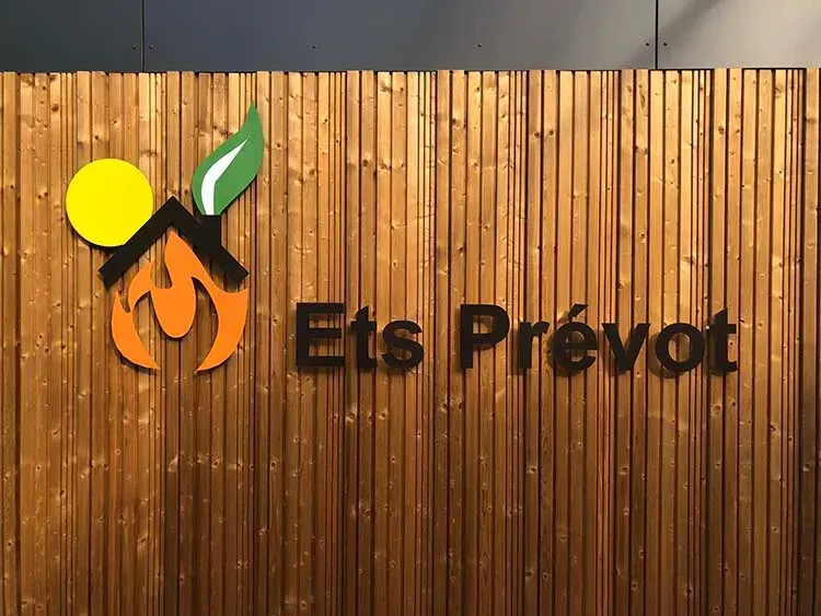 Logo ETS Prévot sur mur en bois dans le showroomwebp